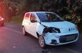 Jovem é encaminhado ao hospital após colisão entre carro e moto