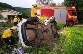 Jovem de 19 anos morre após carro colidir contra ponto de ônibus