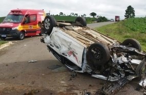 Carro capota após ser atingido por caminhão em trevo de Campos Novos