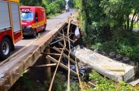 Condutor fica ferido após carreta cair de ponte na região Oeste