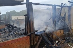 Casa é consumida pelas chamas em bairro de Catanduvas