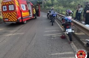 Colisão entre moto e caminhonete deixa jovens feridos na SC-135