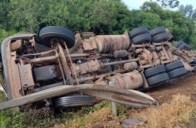 Motorista fica preso às ferragens após carreta tombar fora da pista na BR-282