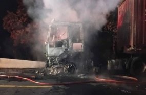 Carreta bitrem tem cabine consumida por incêndio na BR-470