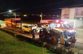 Condutora fica ferida após carro colidir contra trator estacionado 