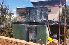 Incêndio consome residência de dois pavimentos em Campos Novos