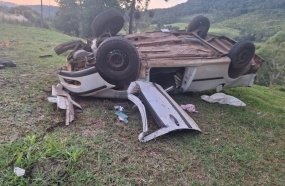 Jovem morre após picape sair da pista e capotar na SC-467