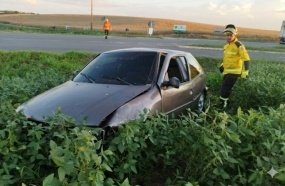 Saída de pista deixa três jovens feridos em Campos Novos