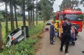 Motorista fica preso às ferragens após veículo colidir contra árvore