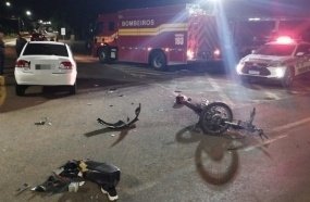 Jovem é socorrido em estado grave após colisão entre carro e moto na SC-135
