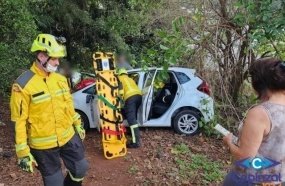 Idosa fica ferida após carro capotar durante manobra para entrar na garagem