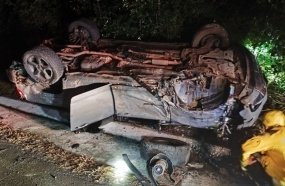 Caminhonete capota após colisão com caminhão na BR-282
