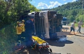Motorista fica ferido após carreta com maravalha tombar na SC-135