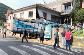 Três pessoas ficam presas às ferragens após caminhão atingir imóvel em Ibicaré