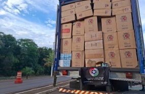 Caminhão com carga milionária de cigarros é interceptado no Oeste