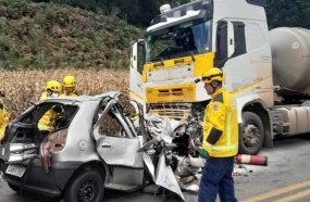 Colisão frontal entre carro e carreta mata quatro pessoas na BR-470