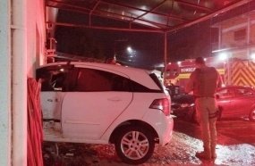 Mulher fica ferida após carro invadir Unidade Básica de Saúde
