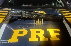 PRF apreende arma de fogo com estrangeiro após fuga de motocicleta na BR-480