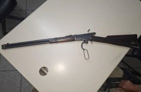 Adolescente de 15 anos atira no irmão para defender a mãe de agressões