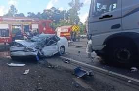 Motorista morre e mulher fica gravemente ferida após colisão na BR-153