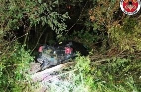 Caminhonete cai em ribanceira após ser atingida por carreta na BR-282