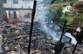 Bombeiros utilizam 7 mil litros de água para conter incêndio em Videira 