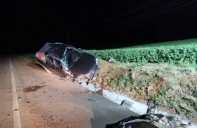 Casal de idosos é ejetado e morre após caminhonete capotar na BR-470