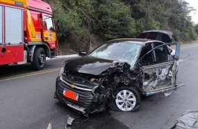 Motorista sofre fraturas após colisão com carreta na BR-282