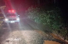 Motorista embriagado agride companheira após ela puxar o freio de mão do carro