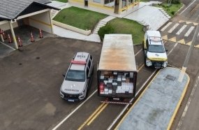 PM Rodoviária apreende mais de 2 mil garrafas de vinho escondidas em caminhão