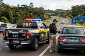 PRF recupera veículo e prende motorista com drogas em Joaçaba 