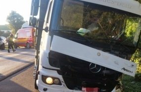 Acidente envolve carro, caminhonete e caminhão na BR-470