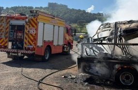 Micro-ônibus é destruído por incêndio no interior de empresa