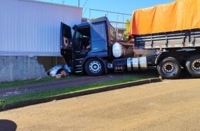 Carro é prensado contra empresa após ser arrastado por carreta desgovernada