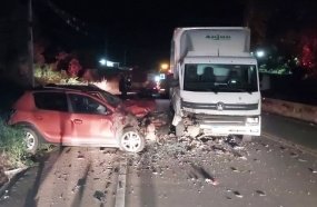 Casal fica ferido após colisão entre carro e caminhão na SC-135