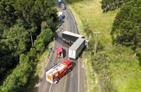 Colisão frontal entre carretas mata condutores no Meio-Oeste