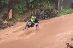 Moradores resgatam casal ilhado em moto durante alagamento em Herval d’Oeste