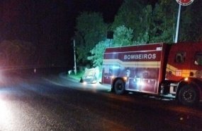 Motorista fica ferido após saída de pista e capotamento na SC-453