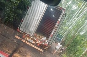 Motorista fica preso debaixo de caminhão ao tentar desatolar o veículo 
