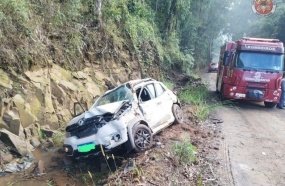 Jovem é resgatada inconsciente após carro capotar em Tangará