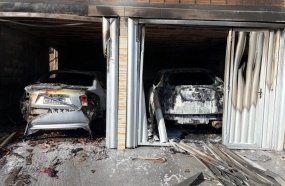 Dois veículos são destruídos por incêndio em garagem de residência