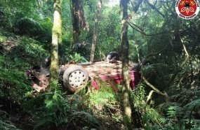Motorista fica ferido após capotar veículo em ribanceira na SC-355