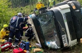 Homem é socorrido de helicóptero após caminhão tombar em barranco no Oeste