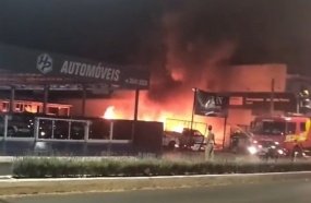 Polícia Civil investiga incêndio que destruiu carros e motocicleta em revenda de veículos