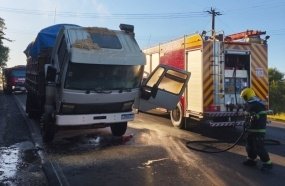 Caminhão carregado de maravalha pega fogo na SC-355