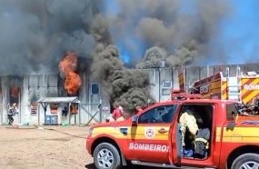 Incêndio de grandes proporções destrói alojamento de empresa no Meio-Oeste
