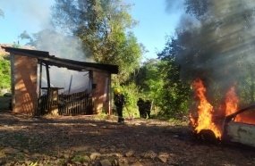 Incêndio destrói casa e dois veículos no interior de Herval d’Oeste