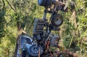 Bombeiros levam duas horas para resgatar motorista de caminhão em ribanceira