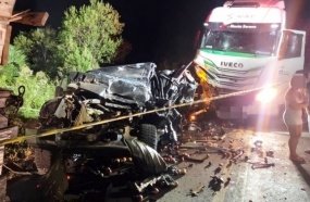 Caminhão atinge caminhonete de mecânico que prestava socorro a caminhoneiro