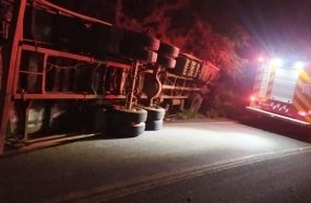 Motorista fica preso às ferragens após caminhão tombar na SC-390
